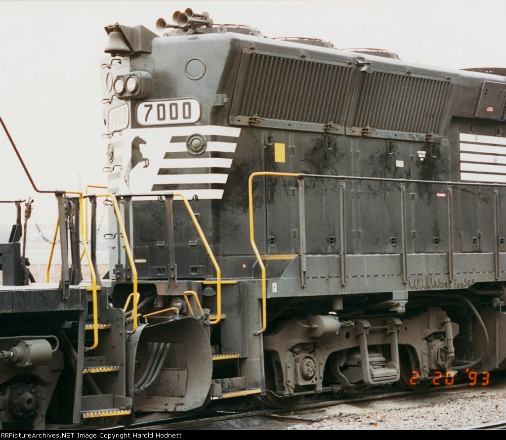 NS 7000 displays its SD45-like radiators